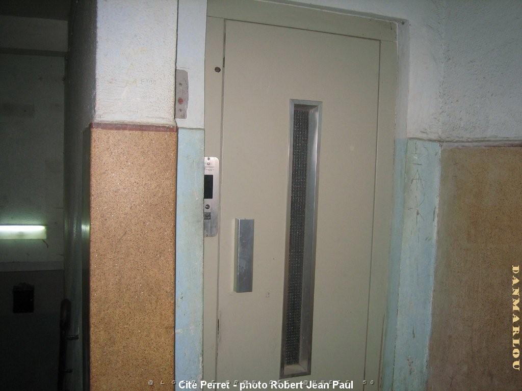 ORAN CITE PERRET 4 ASCENSEUR GAUCHE,       FACE AU DROIT.jpg